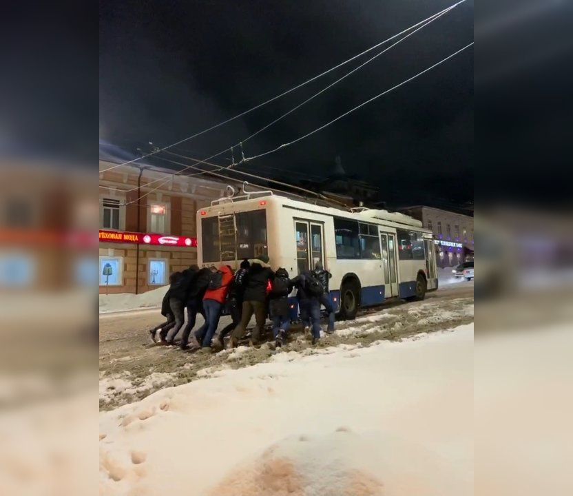 В Кирове прохожие толкали троллейбус после снегопада