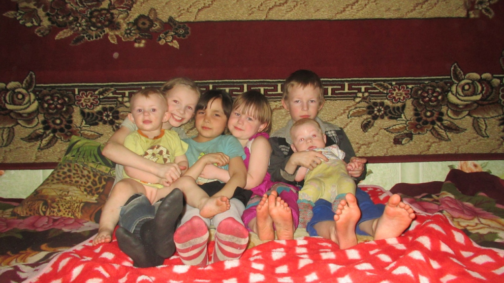 Матери с 7 детьми из Лальска после пожара дали квартиру без света, воды и туалета