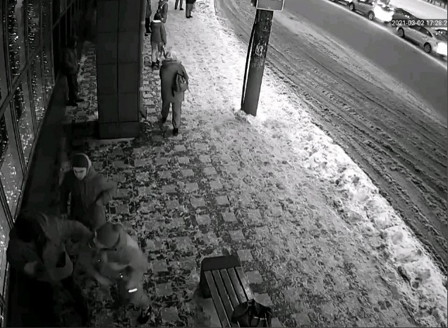 Полиция ведет проверку после видео о нападении подростков на прохожих у "Крыма"