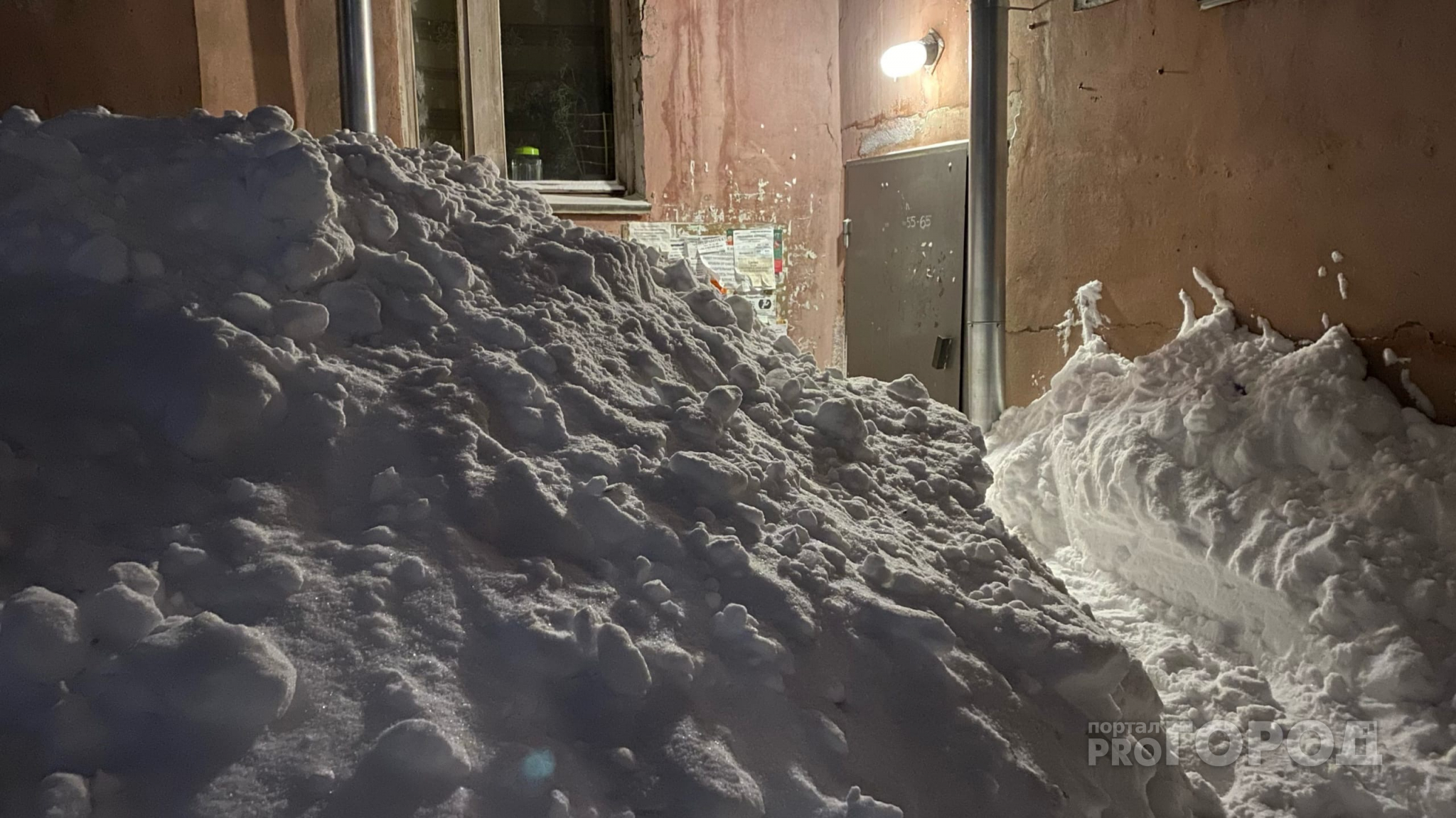 «Снег начнет таять — мы утонем»: чем грозят Кирову огромные сугробы на улицах