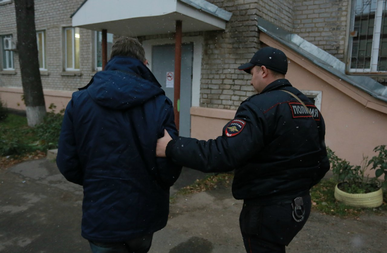 Житель Омутнинска систематически избивал 16-летнюю супругу