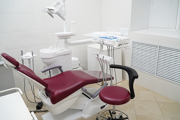 Кировские стоматологи лечат мужчину с редким заболеванием челюсти