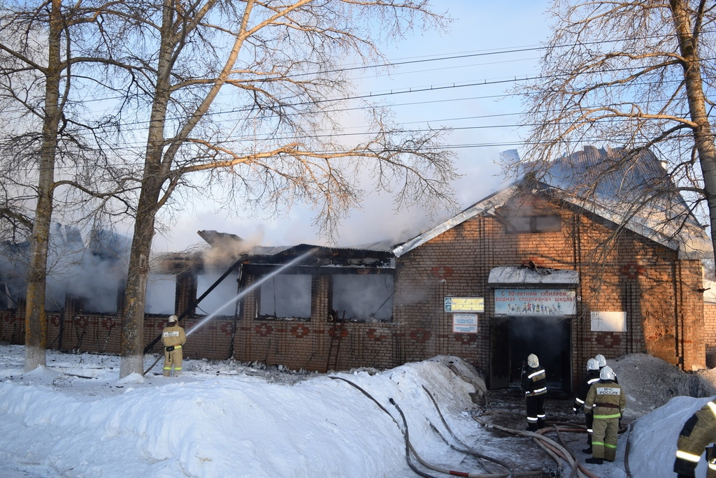 "Это была душа нашей молодежи": в Кировской области сгорело здание культурно-спортивного комплекса