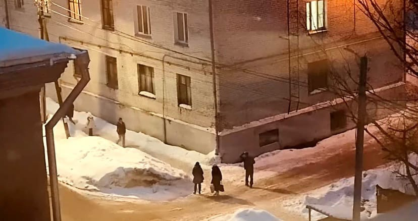 В Кирове на мужчину сошла "лавина" снега с крыши дома на Казанской