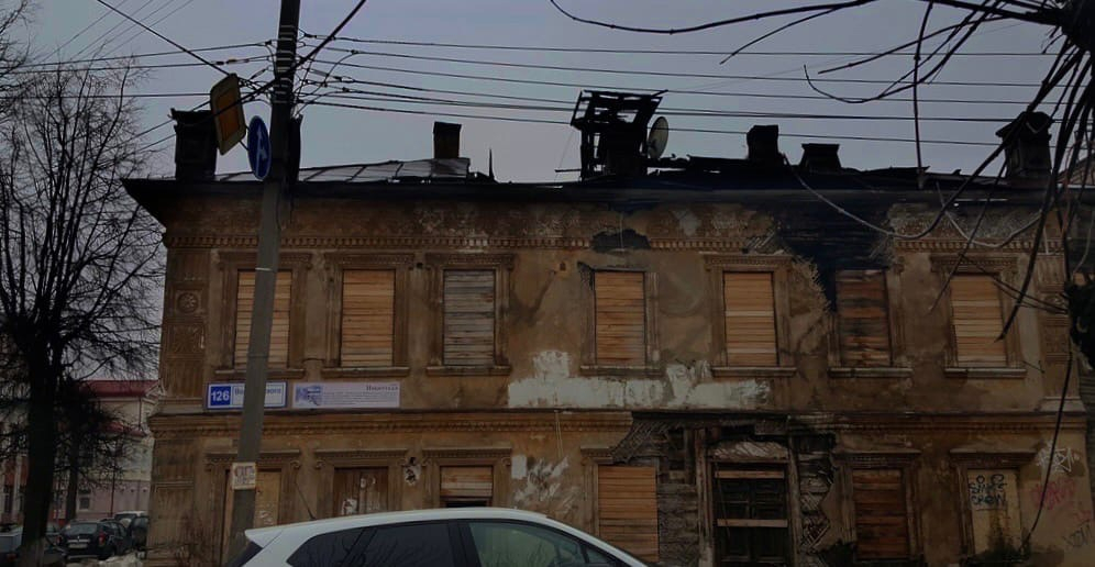 В Кирове подросток залез на "китайский домик": с крыши его снимали полицейские