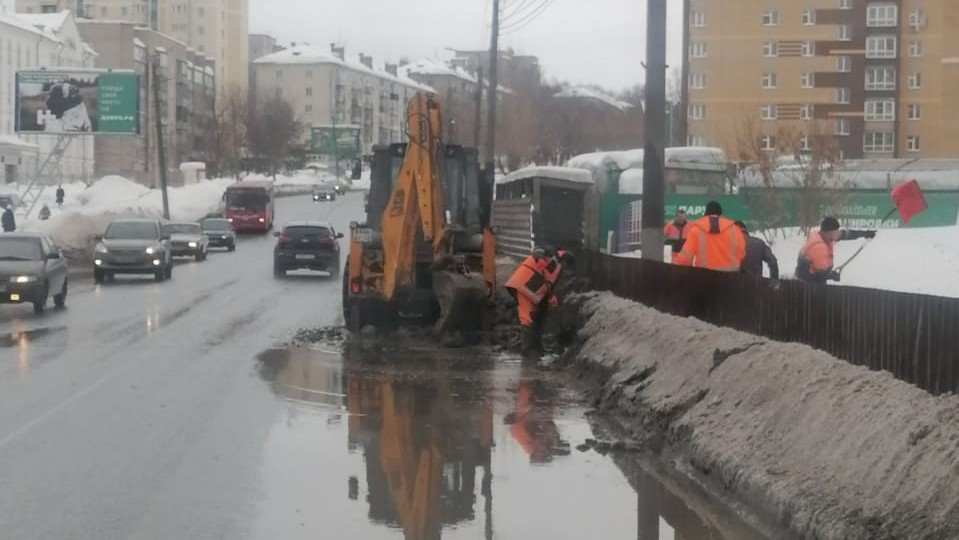 После киров. Обрушился мост в Вятских Полянах. Работа Киров фото. Течет крыша после таяния снега. Фото мостов в Кирове.