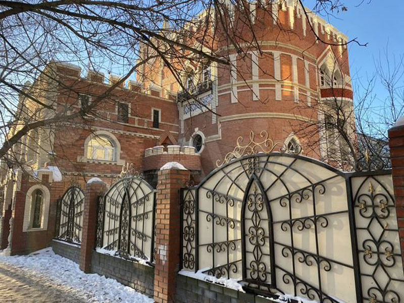 Кировчанин продает на Авито «средневековый замок» за 22 миллиона рублей