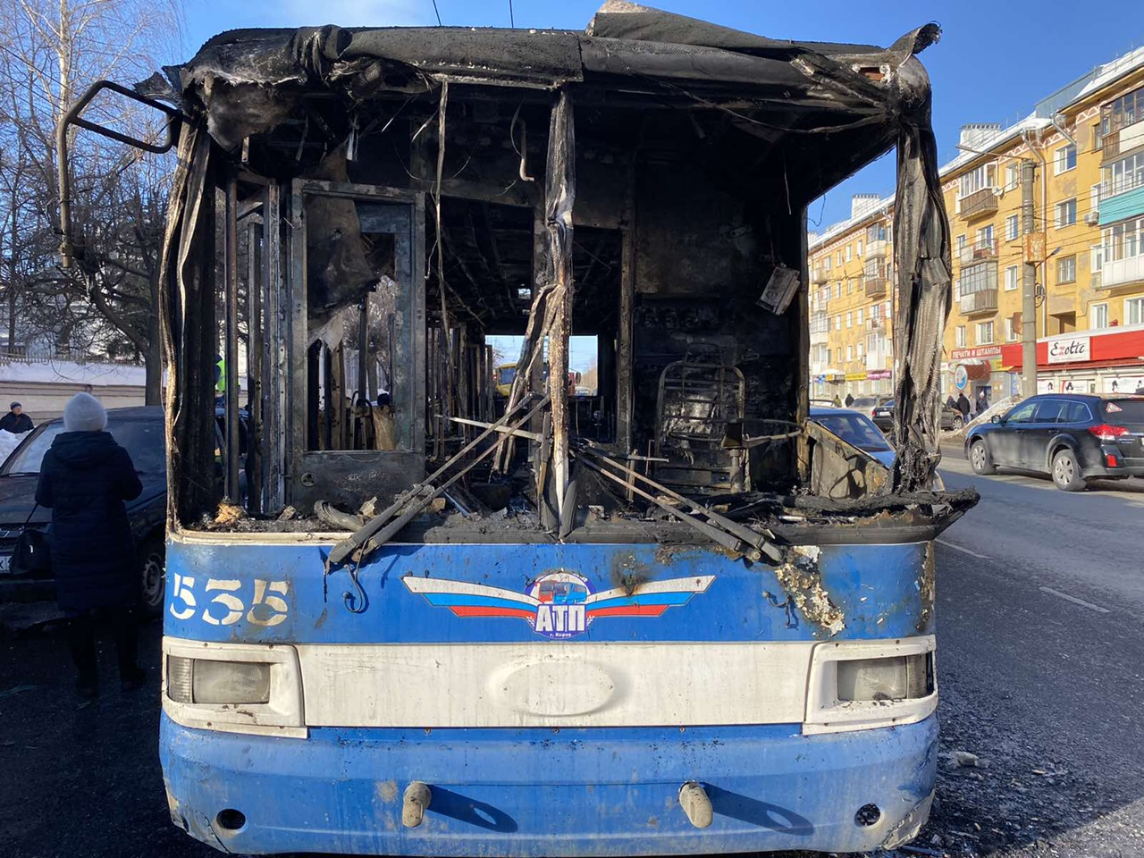 Из-за загоревшегося троллейбуса были повреждены две машины