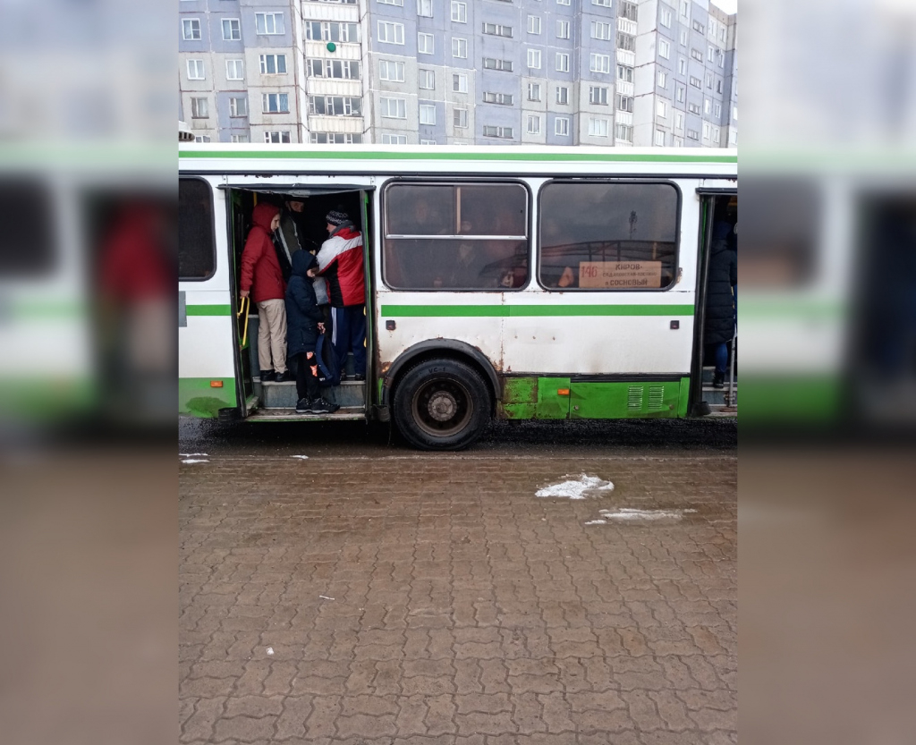 «Кое-как уехали на работу»: автобусы в пригород Кирова ездят переполненными