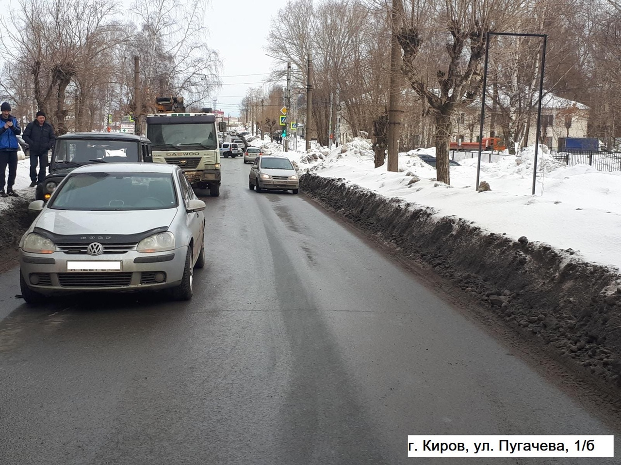 В Кирове на Пугачева произошла массовая авария с тремя машинами