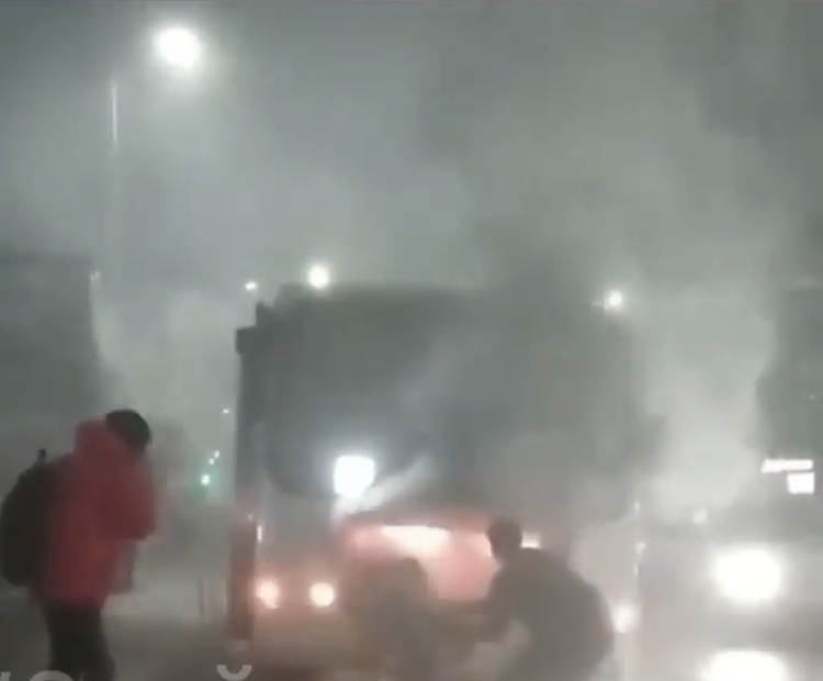 Второй случай в общественном транспорте за неделю: в Кирове у ТЦ "Грин Хаус" загорелся автобус
