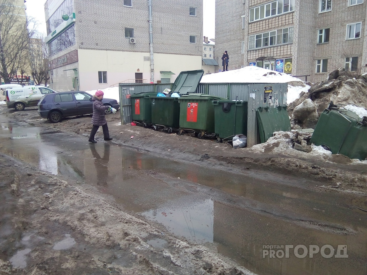 Администрация обещает убрать мусорные контейнеры с проезжей части в Кирове