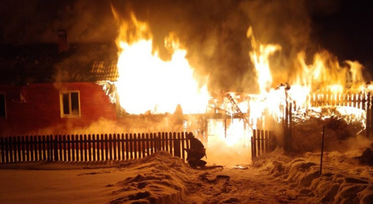 Кировские спасатели МЧС рассказали, как вести себя при пожарах в транспорте и дома