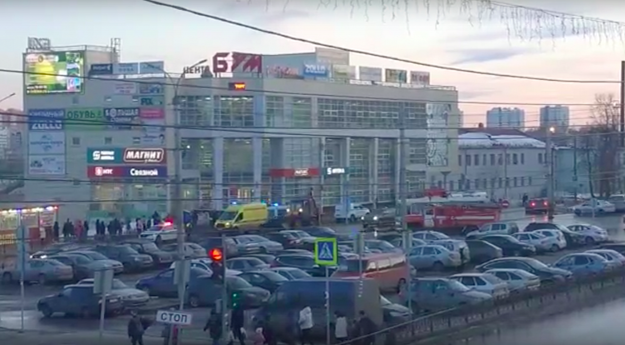 Известно, что стало причиной оцепления у ТЦ "Бум" в Кирове