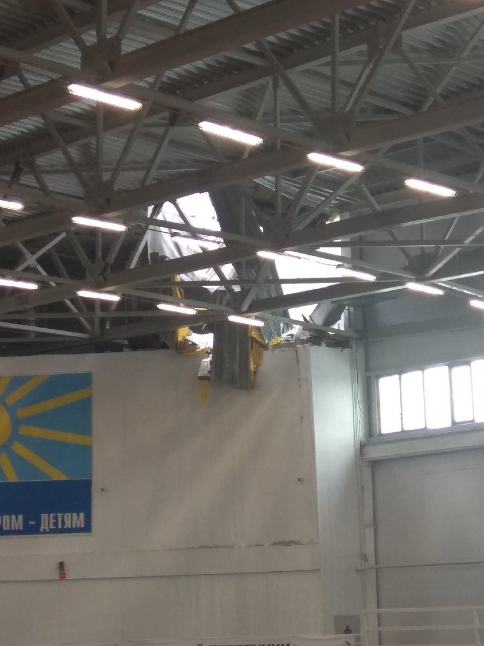 В Кирове в легкоатлетическом манеже рухнула крыша во время соревнований