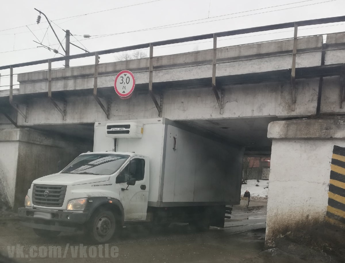 Под мостом в Котельниче снова застрял грузовик