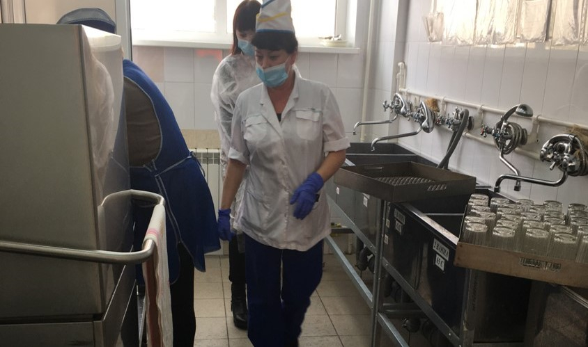 После скандала с "отмыванием" котлет в кировские школы нагрянули ревизоры