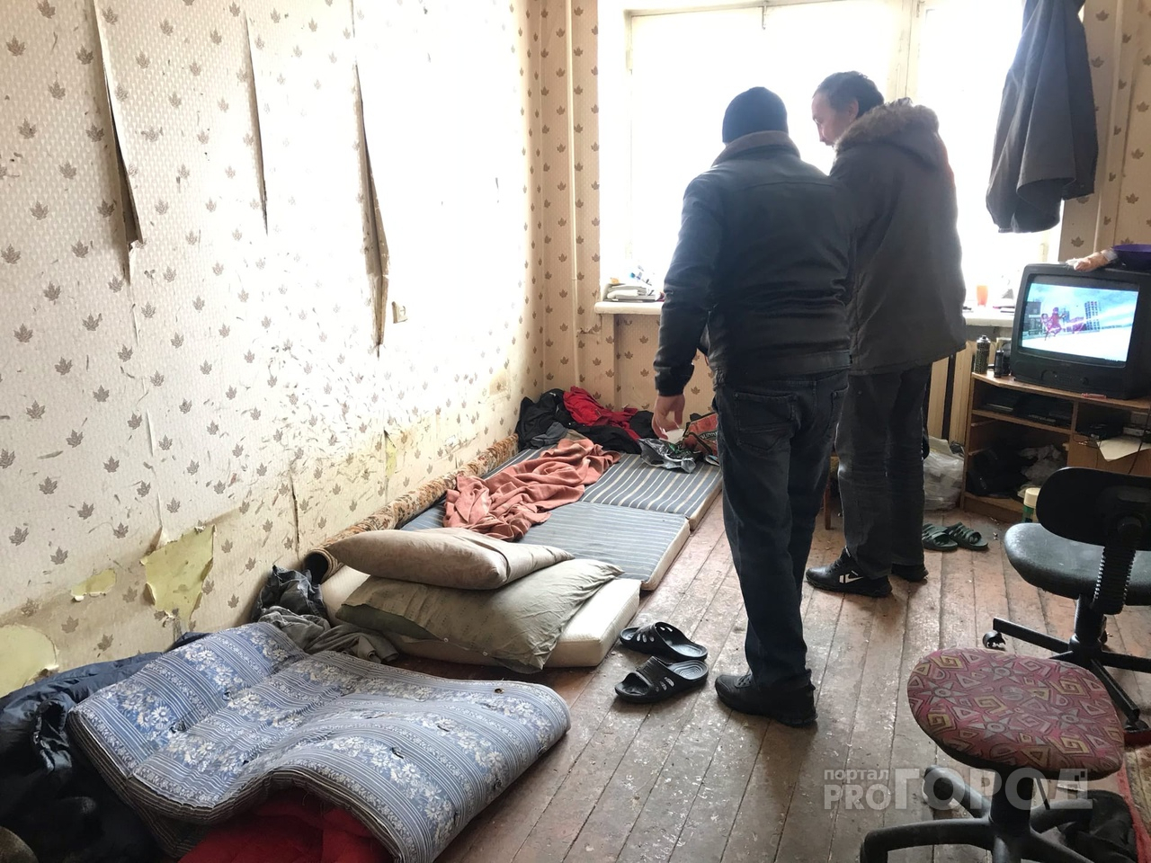 Забрались через окно: в Кирове бездомные поселились в чужой квартире