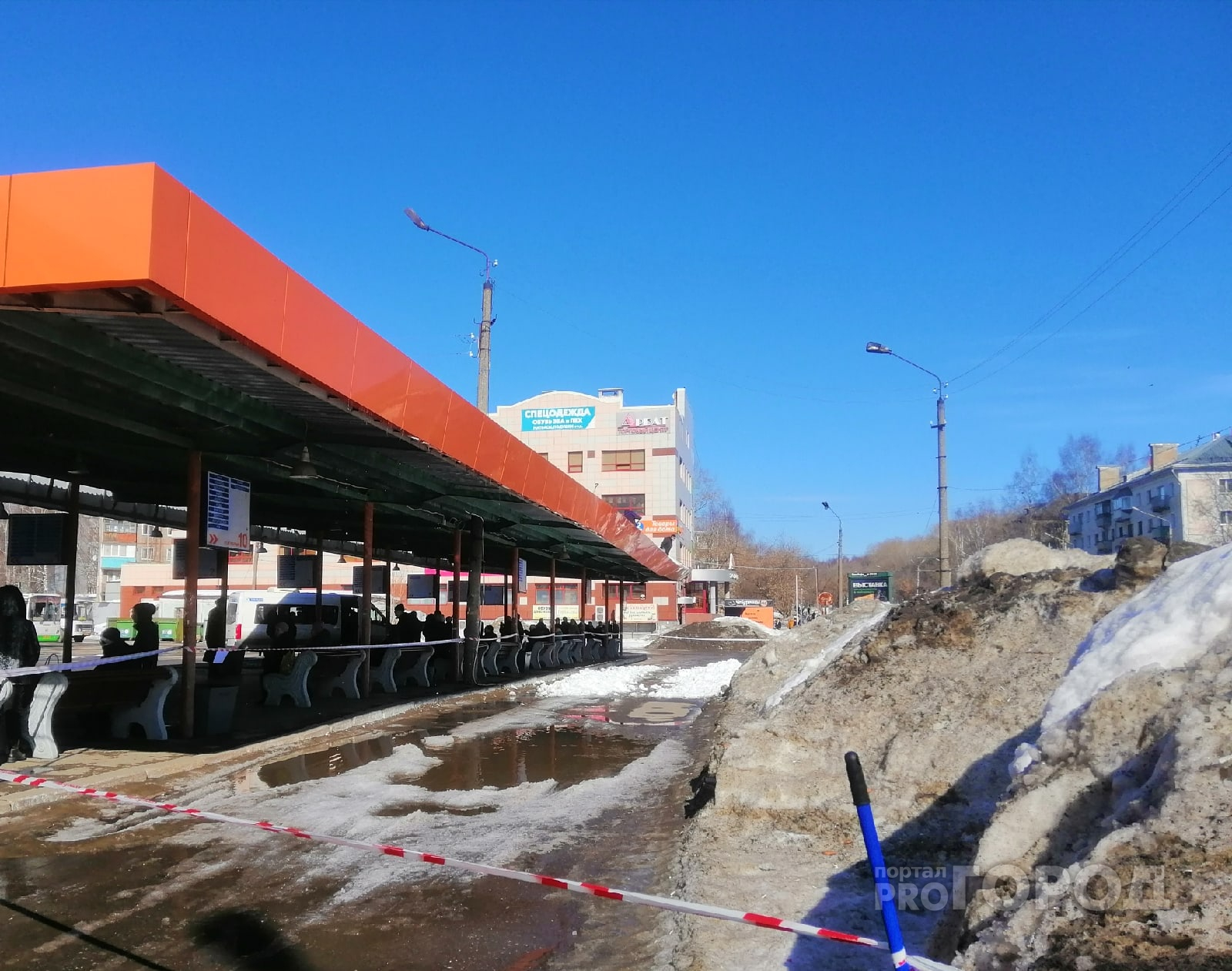 В Кирове из-за снега обрушилась часть кровли павильона на автовокзале