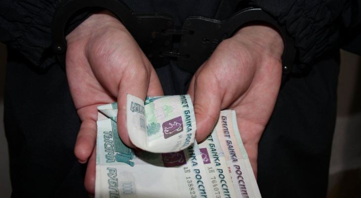 На трассе "Вятка" москвич предложил автоинспектору взятку 12 000 рублей