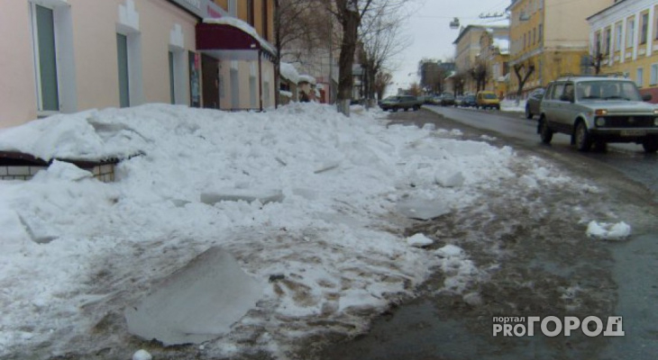 В центре Кирова на 9-летнюю девочку упала снежная глыба