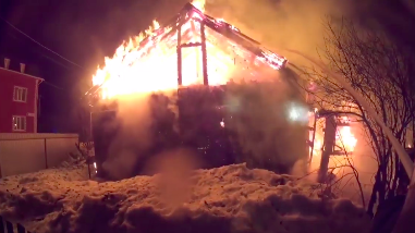 Спасти удалось только одну квартиру: ночью в Кирове сгорел жилой дом