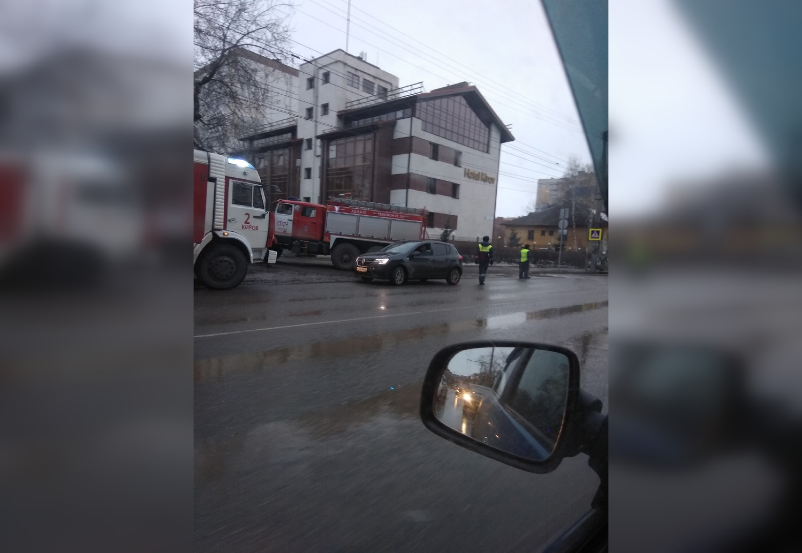 В Кирове полыхающий дом в районе вокзала тушили 27 человек