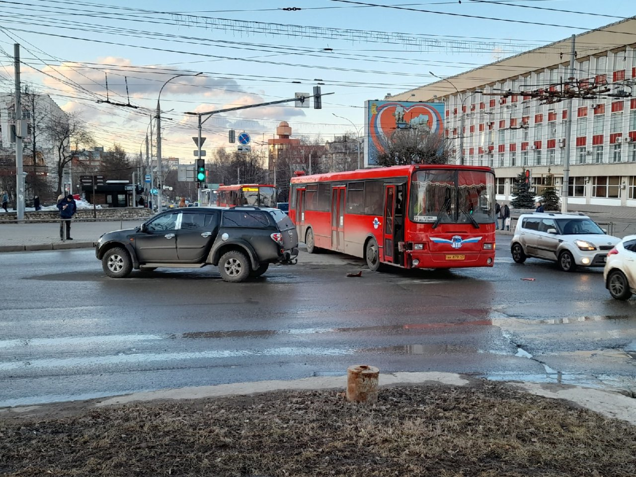 В центре Кирова столкнулись автобус и иномарка