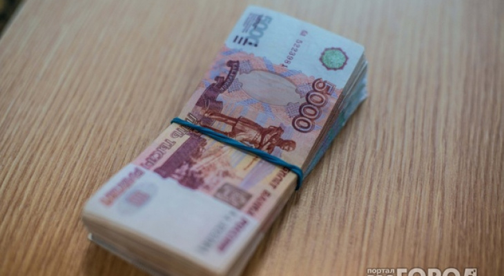 В Кирове полицейский остановил мужчину с полумиллионом рублей в руках