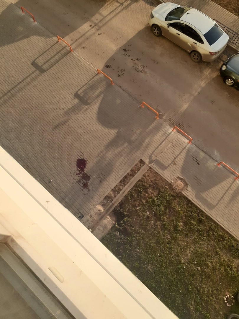 Утром в Кирове с высоты 7 этажа выпал 23-летний мужчина