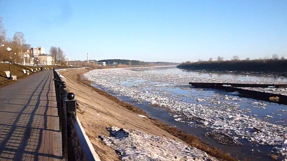 Фото дня: в Кирове паводком смыло понтонный мост