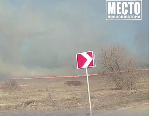 В Кировской области рядом с деревней загорелось поле
