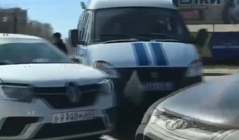В Кирове водитель такси въехал в машину полиции