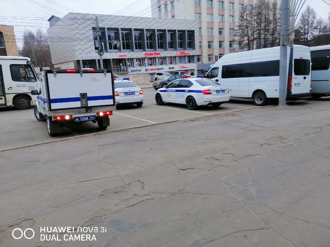 У здания администрации Кирова собираются машины полиции
