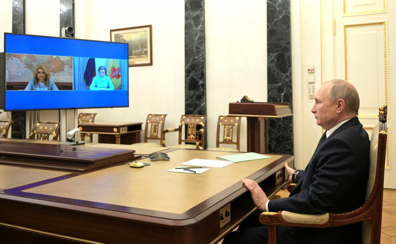Владимир Путин объявил о 10-дневных майских праздниках