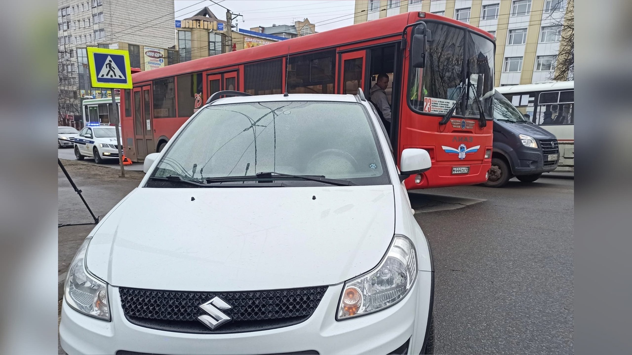 В центре Кирова иномарка столкнулась с автобусом: есть пострадавшие