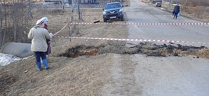 В Кировской области из-за обвала на дороге в поселок перестали заезжать автобусы
