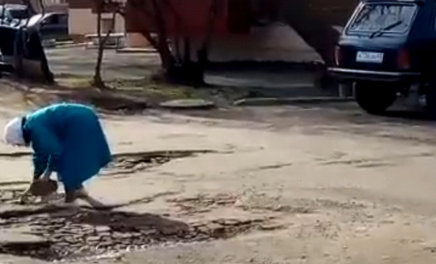 В Вятских Полянах пенсионерка занялась ямочным ремонтом дороги вместо мэрии