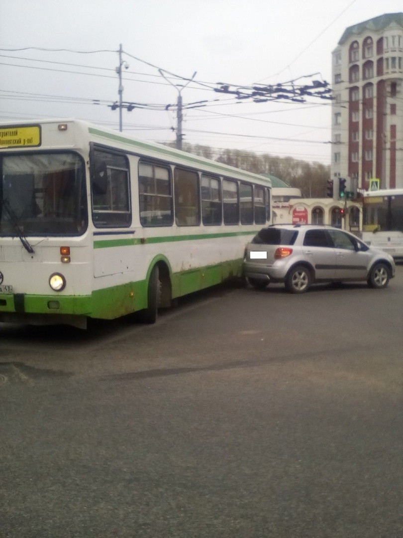 В Кирове на улице Ленина произошло ДТП с автобусом