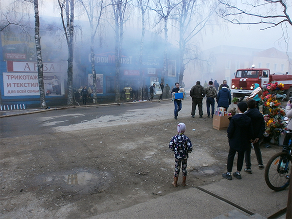 В Кировской области добровольцы спасали имущество из горящего магазина