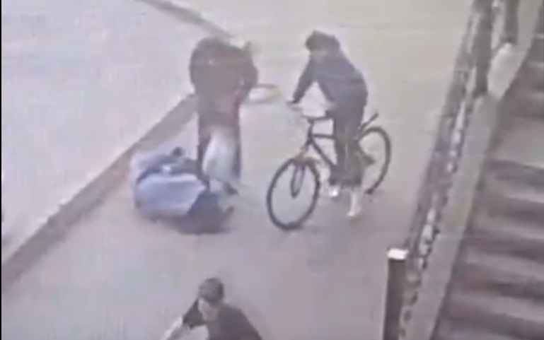В Кирове велосипедист сбил женщину и даже не помог встать на ноги