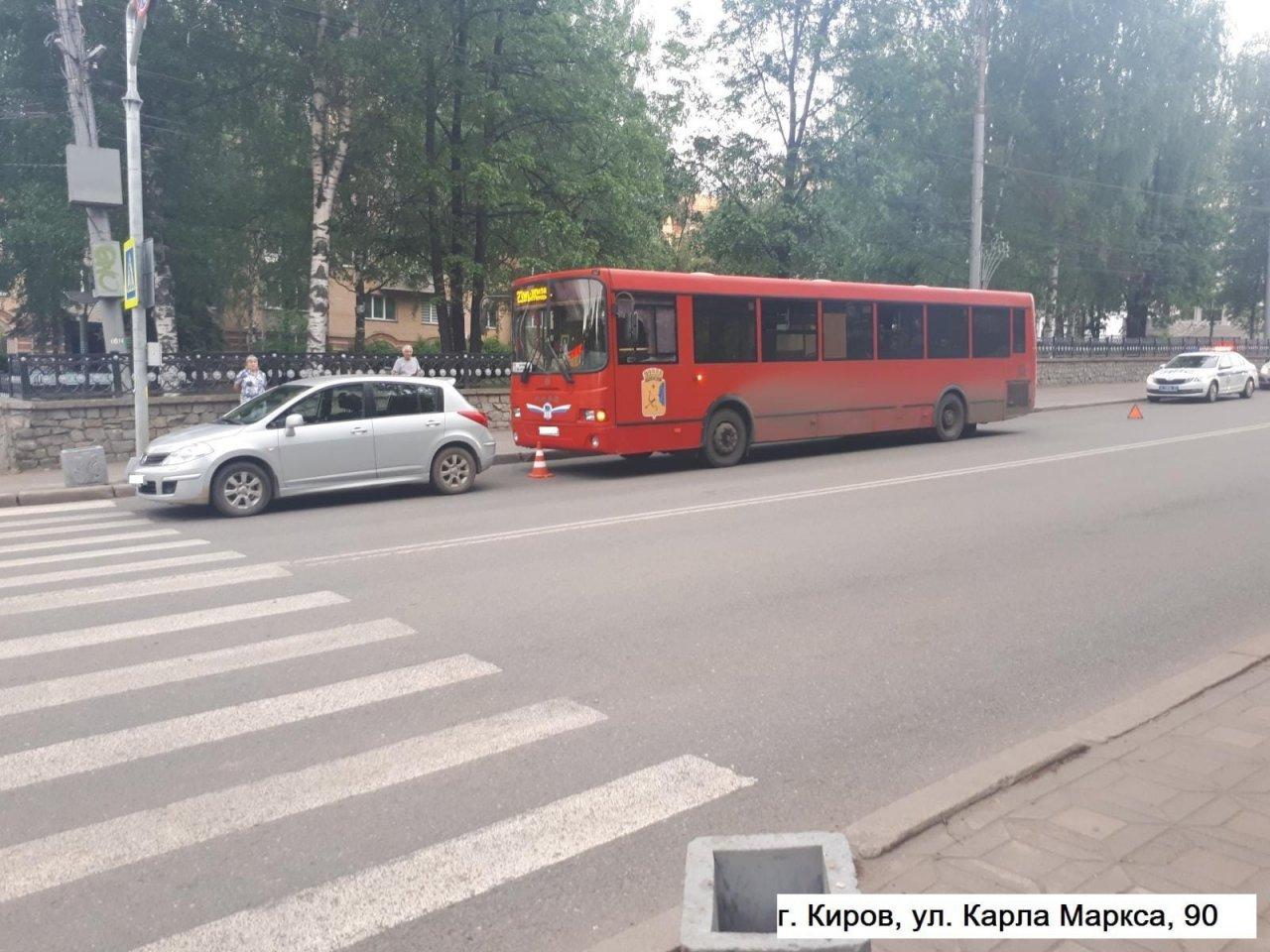 В центре Кирова автобус столкнулся с иномаркой: пострадали 3 человека