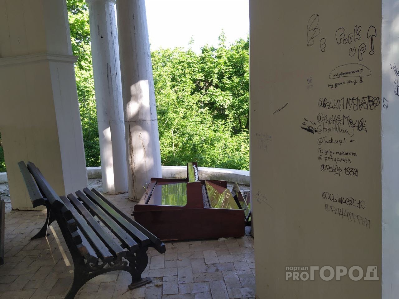 В Александровском саду неизвестные опрокинули пианино и выломали часть ограждения