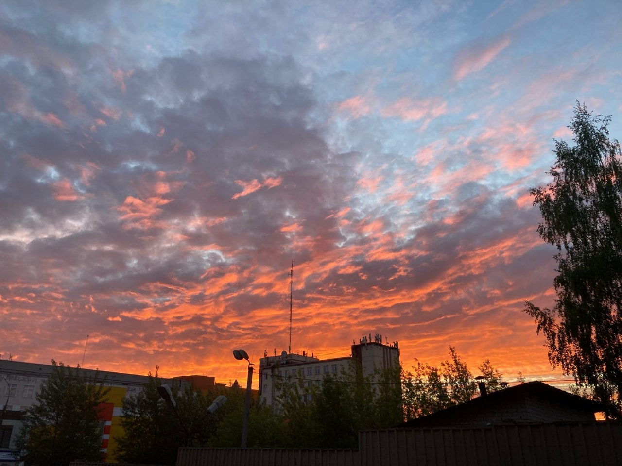 Последний день весны в Кировской области удивил яркими закатами: фото