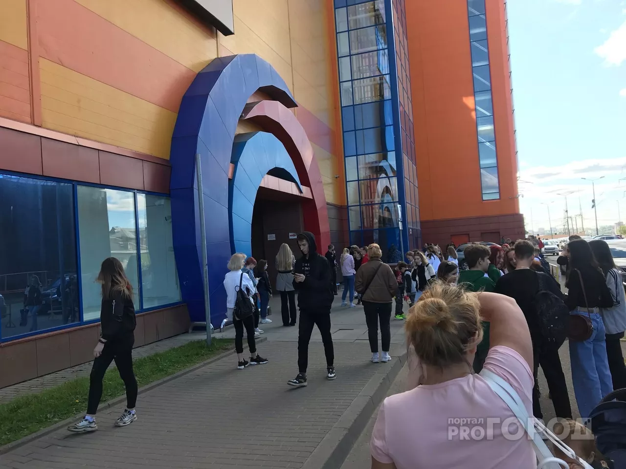 Фото к статье: В Кирове из ТЦ «Jam Молл» эвакуировали всех посетителей