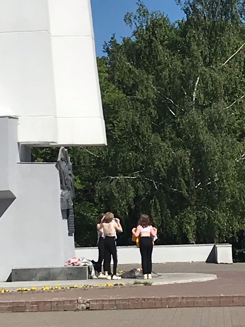 В Кирове школьницы сушили одежду у Вечного огня: девочек ищет полиция