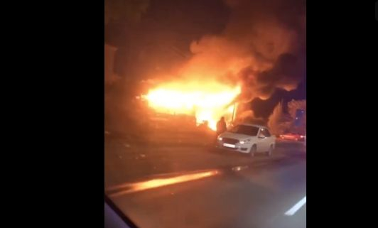В Кирове очевидцы сняли на видео сильный ночной пожар