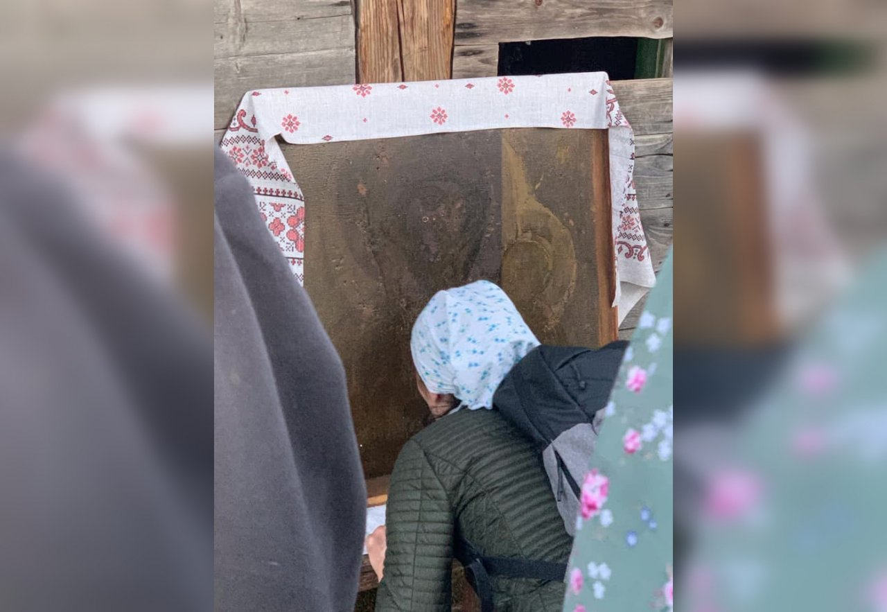 В Великорецком в двери одного из домов проявилась икона Казанской Божьей матери