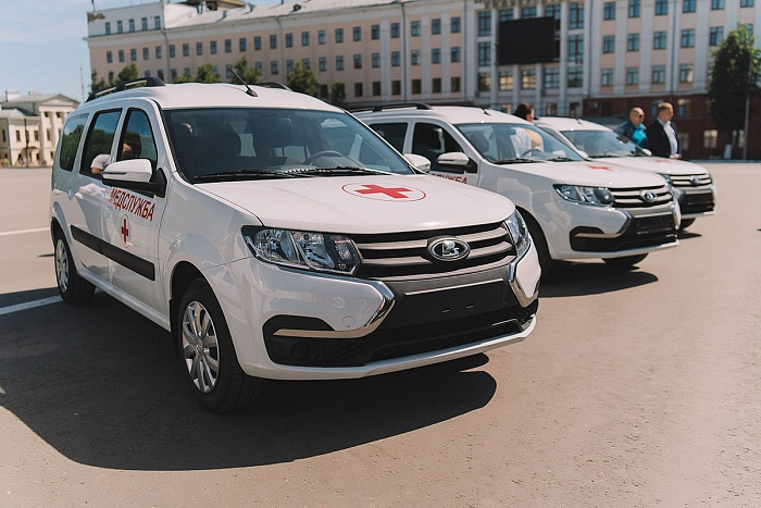 В Кировской области шесть больниц получили ключи от новых машин скорой помощи