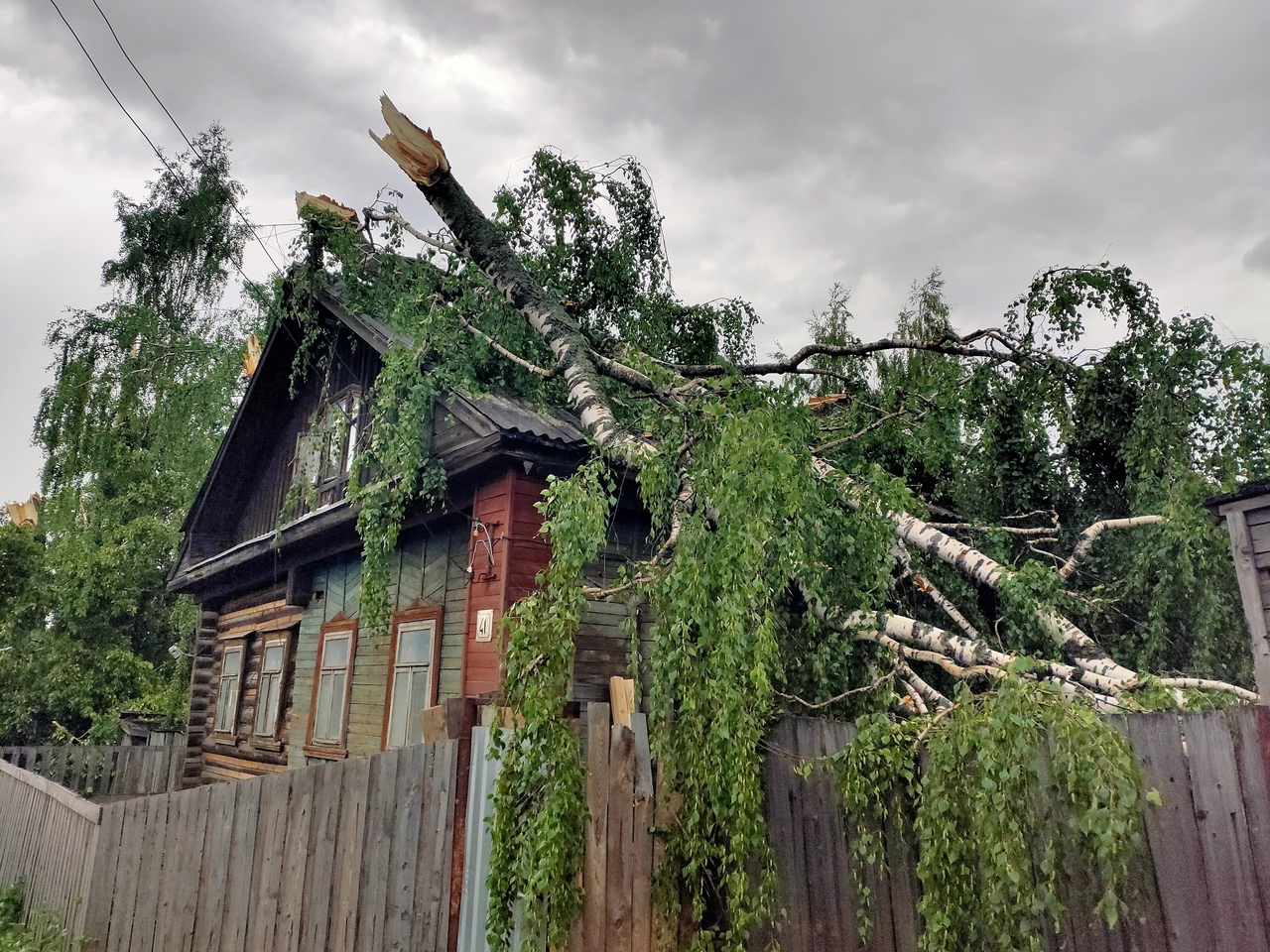 В Слободском районе ураганом повреждены дома, теплицы и заборы